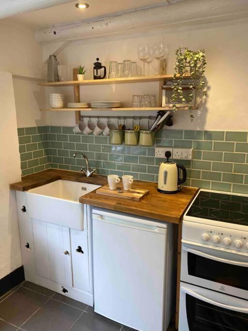Seagulls Cottage, Touching Distance From Beach Mousehole Exterior photo