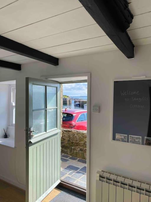 Seagulls Cottage, Touching Distance From Beach Mousehole Exterior photo