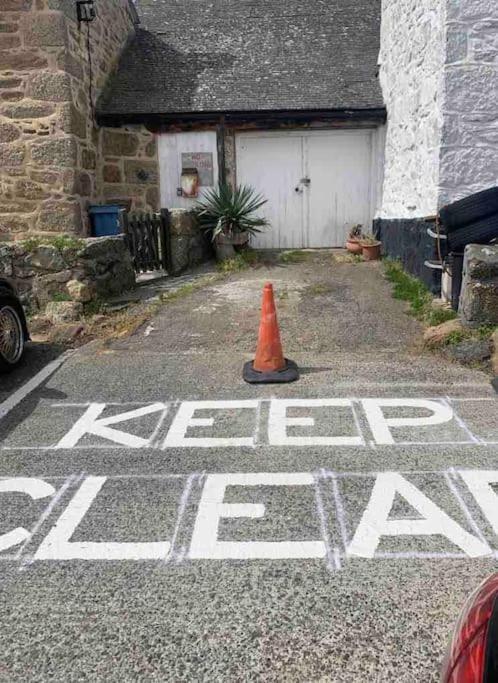 Seagulls Cottage, Touching Distance From Beach Mousehole Exterior photo